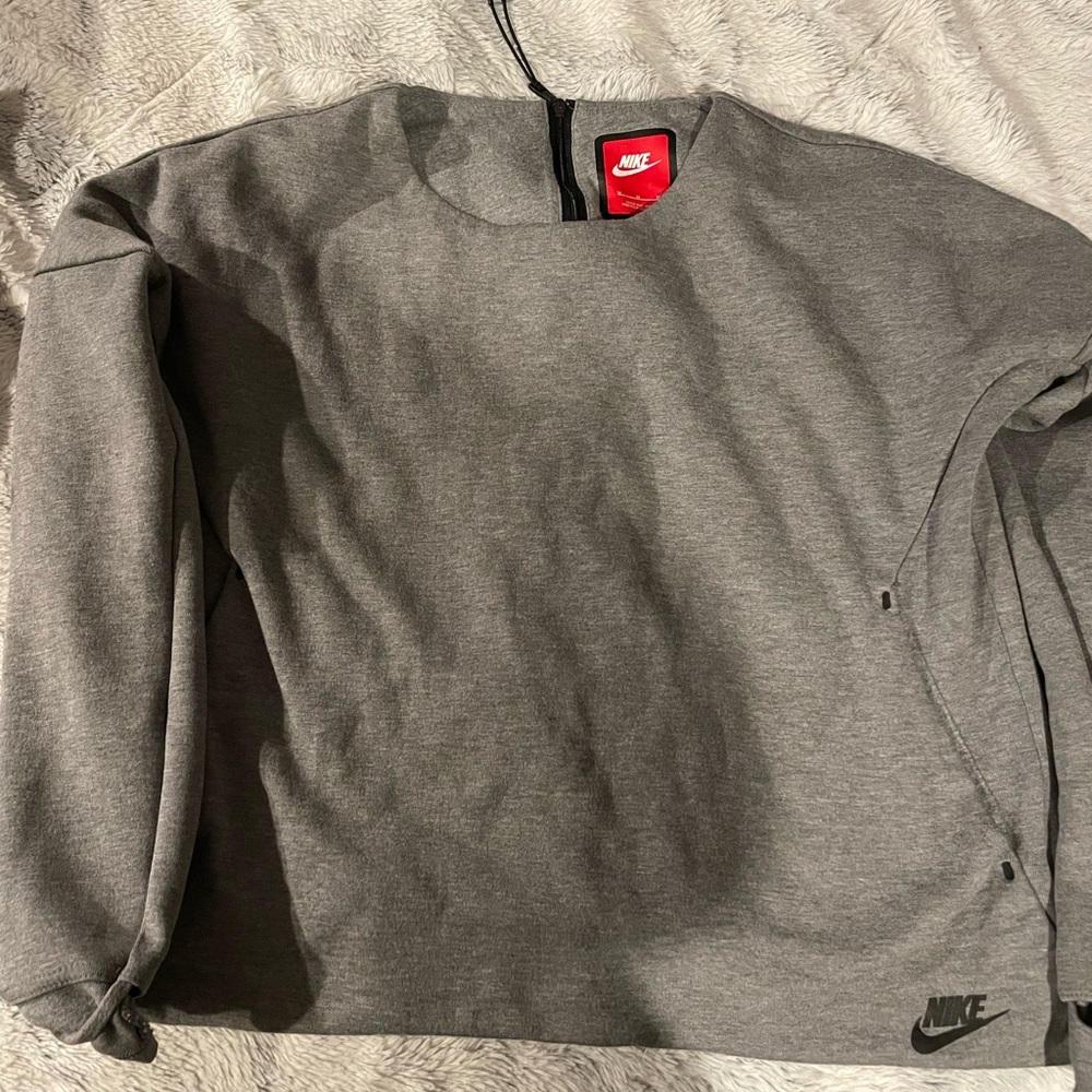 Selling a Nike tech sweater - Picture 1 of 1